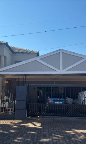 Spacious 5 Bedroom Double Storey Family Home - Montana
