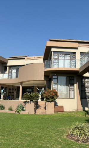 5 bedroom house in Blue Valley Golf Estate, Centurion