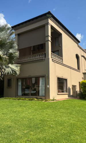 Family home next to Pretoria Country Club Dam, Waterkloof