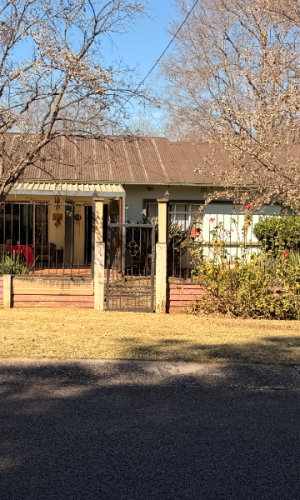3 Bedroom House with Garden Flat on Large Stand, Valhalla