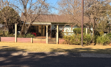 3 Bedroom House with Garden Flat on Large Stand, Valhalla