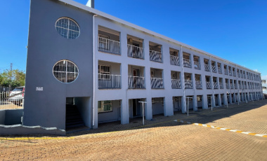 2-Bedroom Unit in Florida Cabanas, Secure Complex with Pool - Jhb